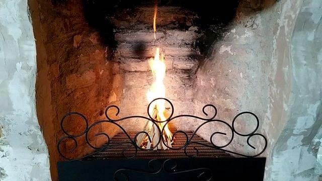Камин. Огонь в камине.