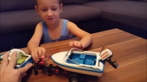машина с прицепом и лодкои от Playmobil и лодка в бассейне