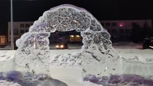 прогулка на главной площади в деревне