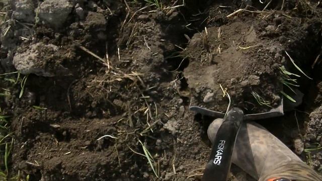 НЕ ДОЛЖНО СВЯТОЕ ВАЛЯТЬСЯ В ЗЕМЛЕ. Обнаружила находки с металлоискателем Rutus Ultima в поиске клад