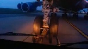 Буксировка самолёта Б-747 на стоянку