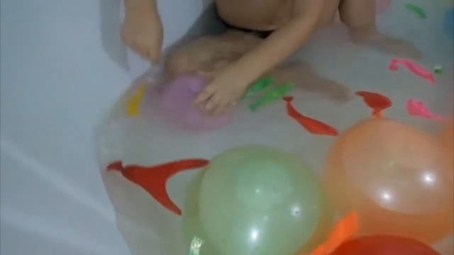 Саша лопает шарики с водой! Полная ванна шариков Bubble смотреть онлайн