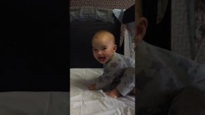 Что умеет ребёнок в 8 месяцев
