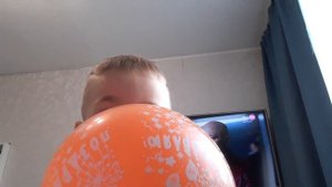 макар надувает шарик ??