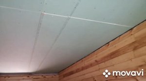 Обшили гипсокартоном потолок в комнате в доме из бруса.