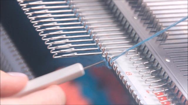 Шапка на вязальной машине Silver Reed. Красивая макушка частичным вязанием!