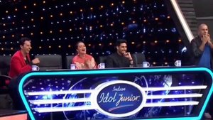 Риши Капур поет своим голосом (480p).mp4