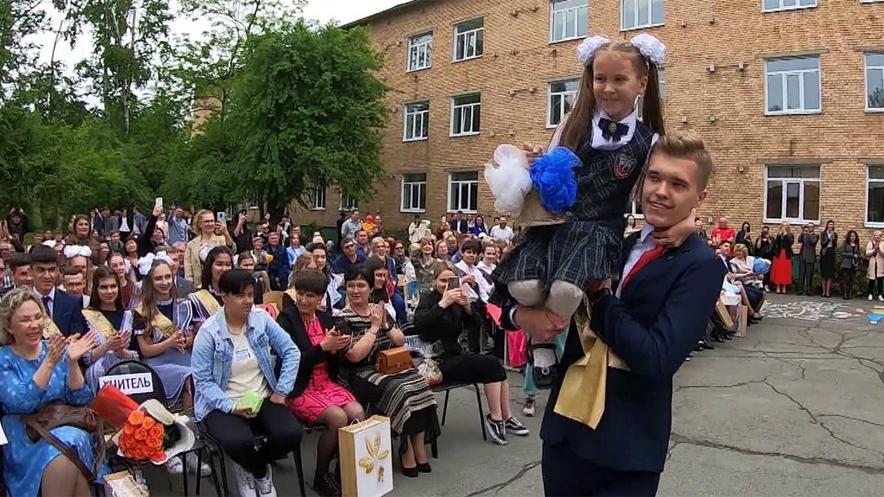 В российских школах звучат последние звонки