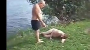Пьяный мужик упал в реку