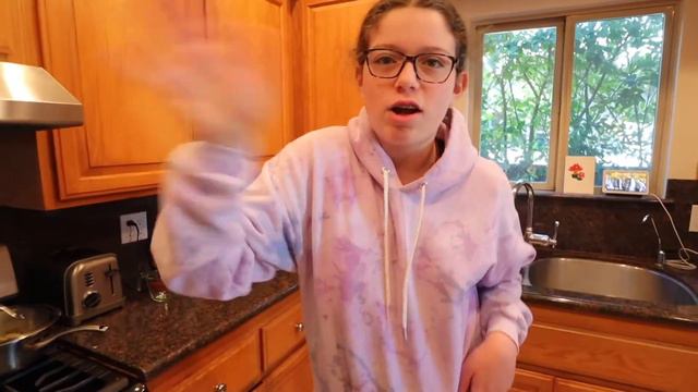 Testing Youtubers Products! *Chamberlain coffee, Ani Energy, Jojo Siwa ice cream, and more! смотреть онлайн