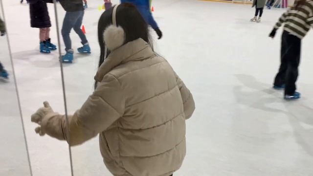 VLOG ПЕРВЫЙ РАЗ КАТАЮСЬ НА КОНЬКАХ!КАТОК/Январь 2023 смотреть онлайн