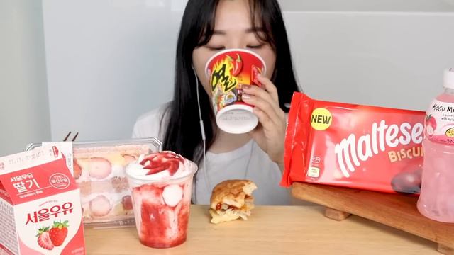 ASMR Korean Convenience Store Mukbang 편의점 먹방 불닭볶음면 열라면 삼각김밥 샌드위치 열라면 딸기 디저트 CVS Red Food Desserts