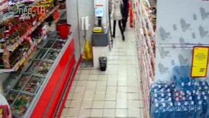 Кемеровская семья ворует красную икру из продуктового магазина