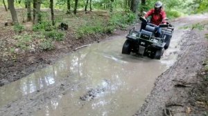 Самодельный квадроцикл испытания по грязи.