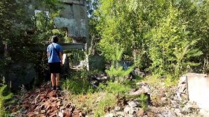 На развалинах школы Новое Горяново .Закупаем тушенку.