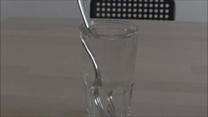 Опыт с вилкой и стаканом. Супер простой фокус. Эксперимент для детей. Преломление света.