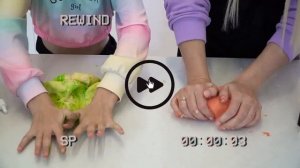 Марго и мама готовят сладости для вечеринка на Хэллоуин Halloween