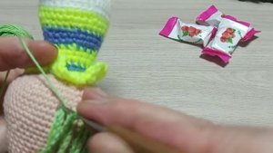 Как можно связать крючком волосы кукле.