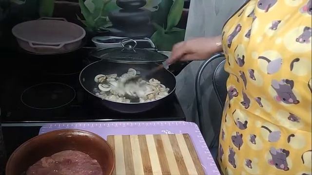 ОБАЛДЕННАЯ ТУШЕНАЯ КУРИНАЯ ПЕЧЕНЬ С ШАМПИНЬОНАМИ . ХУДЕЕМ ВКУСНО !