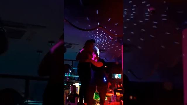 Раздели девушку в не баре Екатеринбург смотреть онлайн