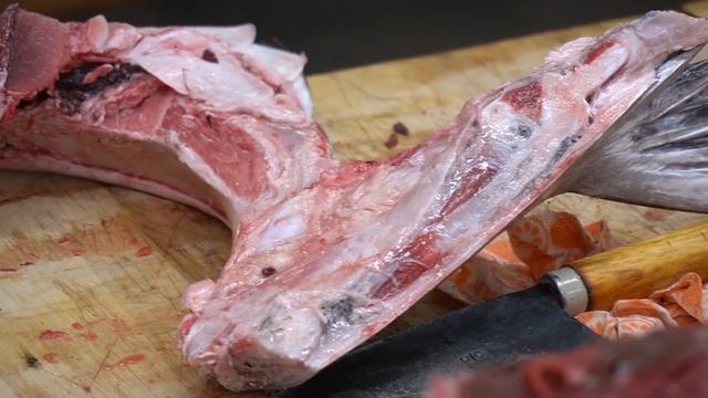 Super large 260kg tuna dismantled / How to distinguish delicious parts of tuna - Korean street food смотреть онлайн