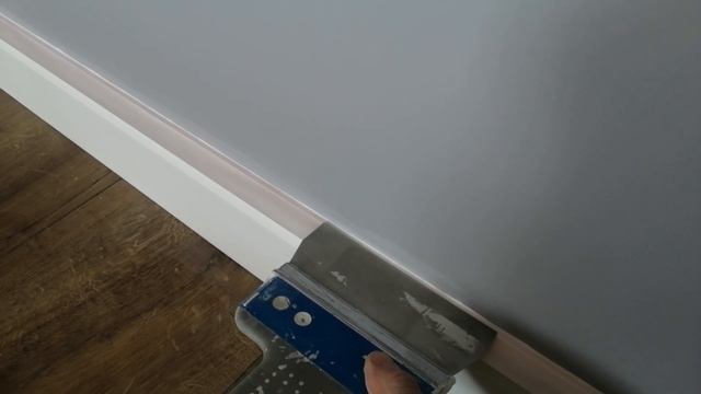 Таким образом краска не будет ЗАТЕКАТЬ за скотч. Интересный способ покраски. Покраска стен. смотреть онлайн