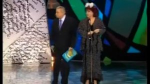 Дедушка учит внучку азбуке