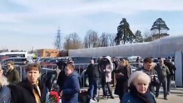 [ Альбом ]
На Троекуровском кладбище проходит прощание с Владленом Татарским

▪️Полиция усилила меры