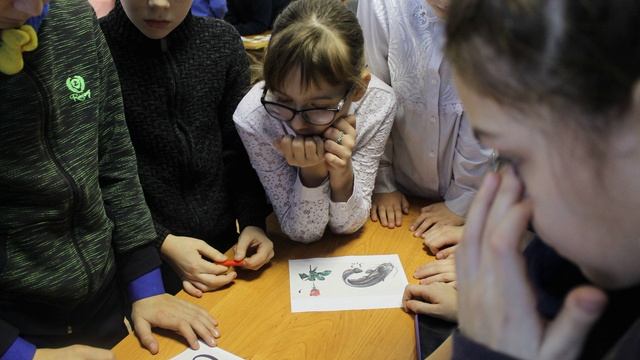 развлечения для детей зимой на улице. детские загадки про барыню. марафон загадок барыня зима. измние игры в детском саду. девушка в меховой шапке.