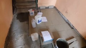 Укладка напольного покрытия в подъезде.