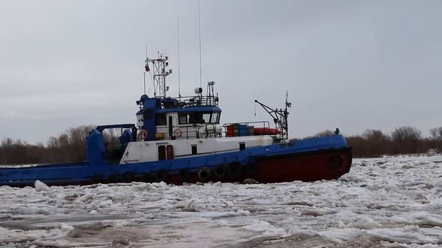 Буксир РБТ ломает лед в затоне