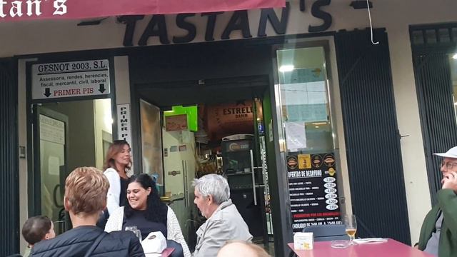 Оливсейя с папой в баре будет смотреть футбол #olivella #девочка #ребенок #испания #бар #каталония смотреть онлайн