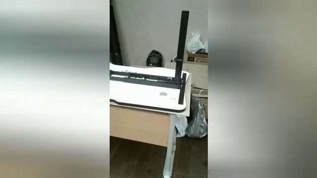 Компьютерный стол DX CARBON ElectroNic с электроприводом, снабженный двумя электро моторами.