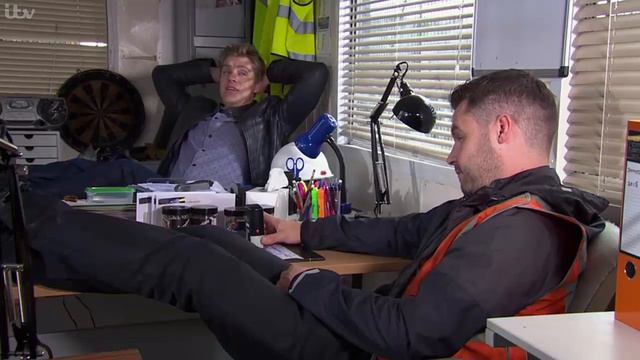 Emmerdale Aaron and Robert crush Ross taxi 19th June 2017 смотреть онлайн