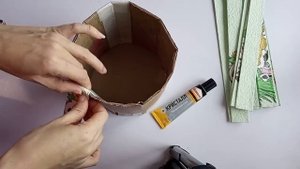 Не выкидывайте остатки обоев. Из них можно сделать интересную и полезную вещь для дома