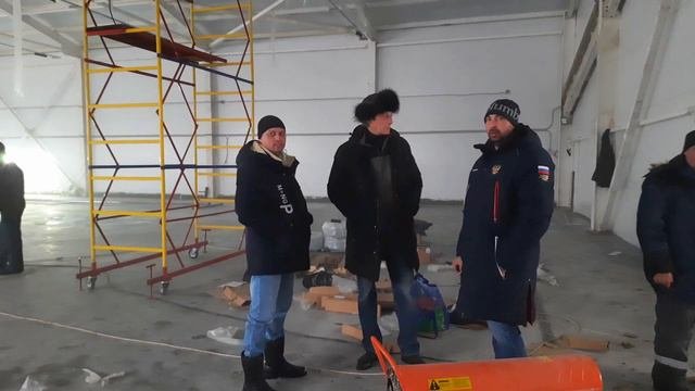 На территории новой ледовой арены продолжаются активные строительные работы.