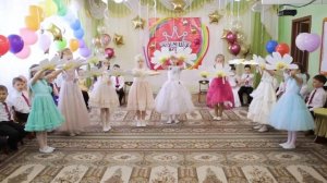Танец на выпускной с цветами в детском саду