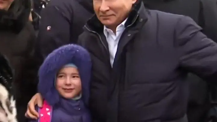 Путин в Петербурге успокоил плачущую девочку