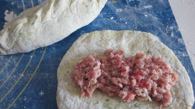 Паровые пирожки с мясом и  пикантными овощами