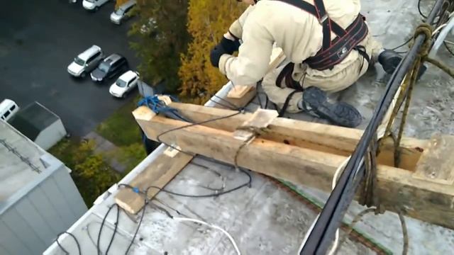 Установка наружного блока кондиционера . Промышленный альпинизм .