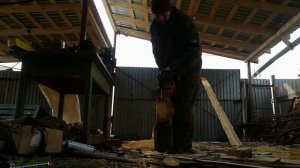 как распустить бревно бензопилой на ровные доски, без дополнительных устройств DIY