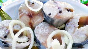 Скумбрия, маринованная с маслом, луком и уксусом! Вкусно и быстро!