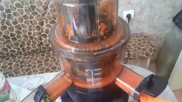 Морковный сок на шнековой соковыжималке MIRANDI J-100 смотреть онлайн