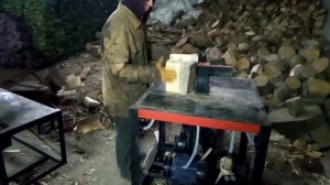дровокол вертикальный в действии.