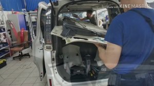 Установка потолочного монитора в Toyota Voxy hybrid 2014