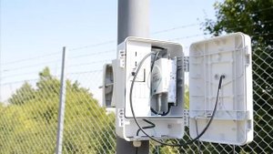 Установка управляемой поворотной IP-камеры видеонаблюдения AXIS Q6035PTZ c AXIS T98A18-VE на столб