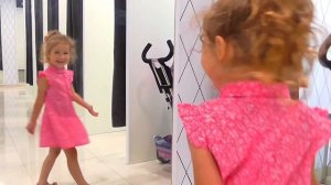 ВЛОГ Выбираем и покупаем новую одежду очки и игрушки для Алисы. Смотрим собачку Видеоблог для детей.