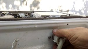 Ремонт стиральной машинки. Машинка выключена, вода в машинку заливается и вытекает на пол