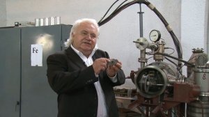 Виктор Петрик демонстрирует промышленное производство нанопорошков металлов