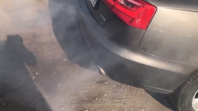 Дымит Audi A6 смотреть онлайн